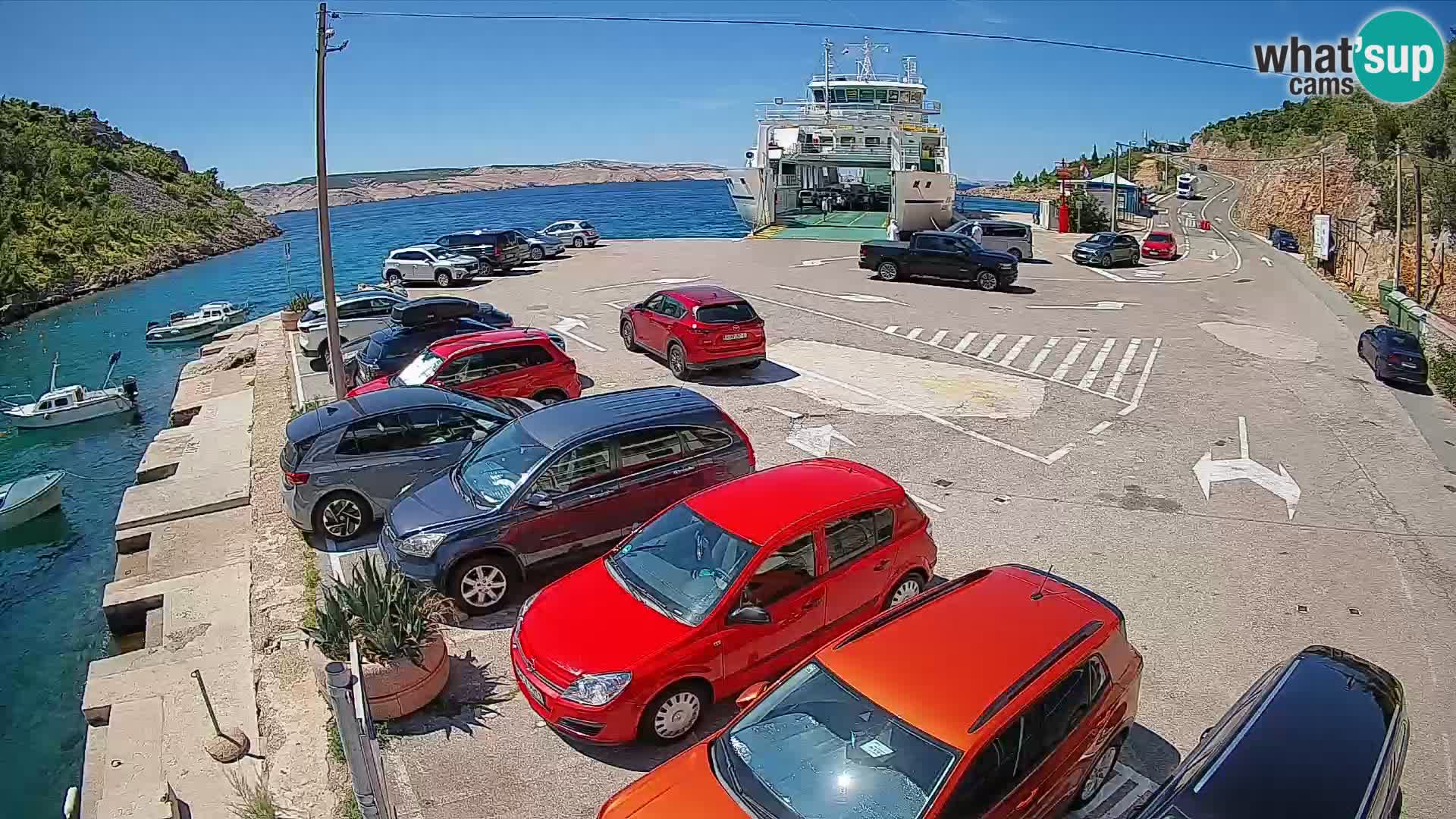 Spletna kamera trajektno pristanišče Prizna – proti otoku Pag