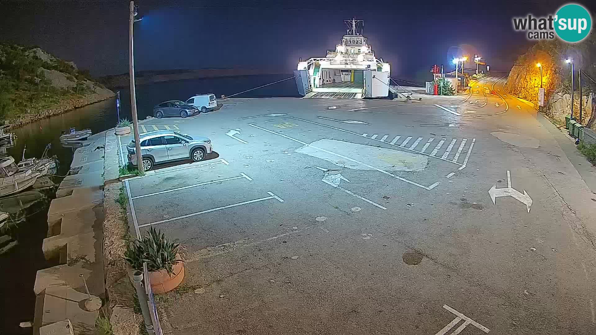 Spletna kamera trajektno pristanišče Prizna – proti otoku Pag