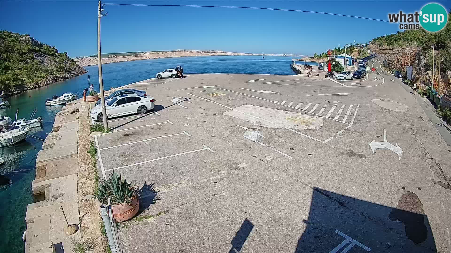 Spletna kamera trajektno pristanišče Prizna – proti otoku Pag