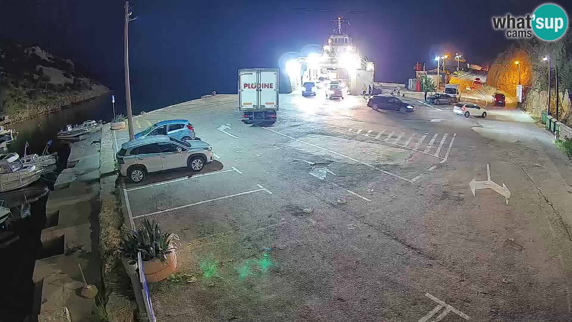 Spletna kamera trajektno pristanišče Prizna – proti otoku Pag