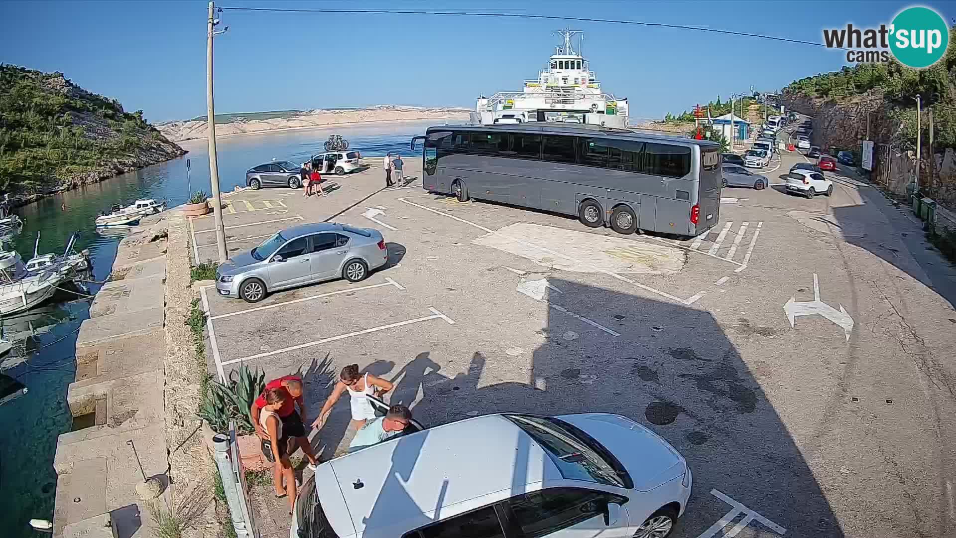 Spletna kamera trajektno pristanišče Prizna – proti otoku Pag