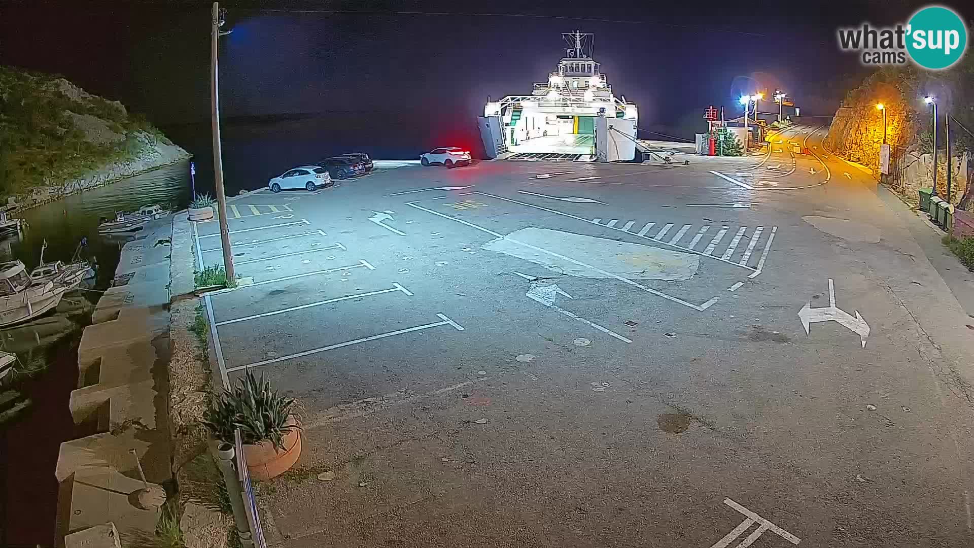 Spletna kamera trajektno pristanišče Prizna – proti otoku Pag