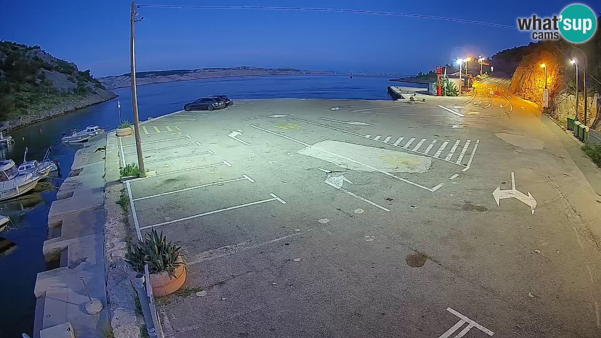 Spletna kamera trajektno pristanišče Prizna – proti otoku Pag