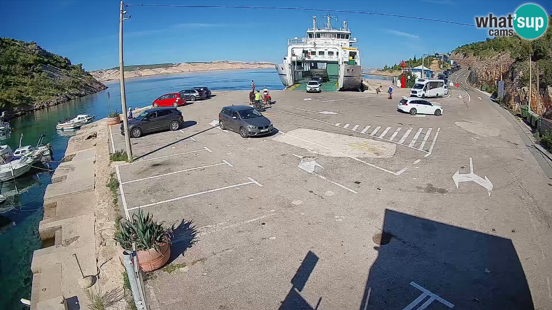 Spletna kamera trajektno pristanišče Prizna – proti otoku Pag