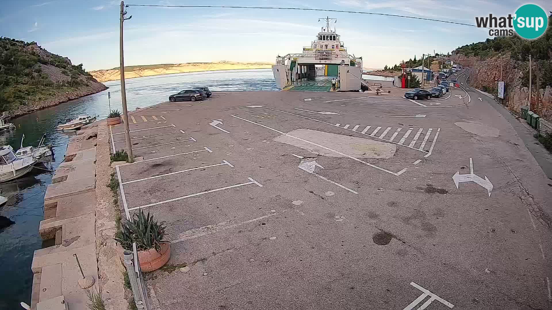 Spletna kamera trajektno pristanišče Prizna – proti otoku Pag