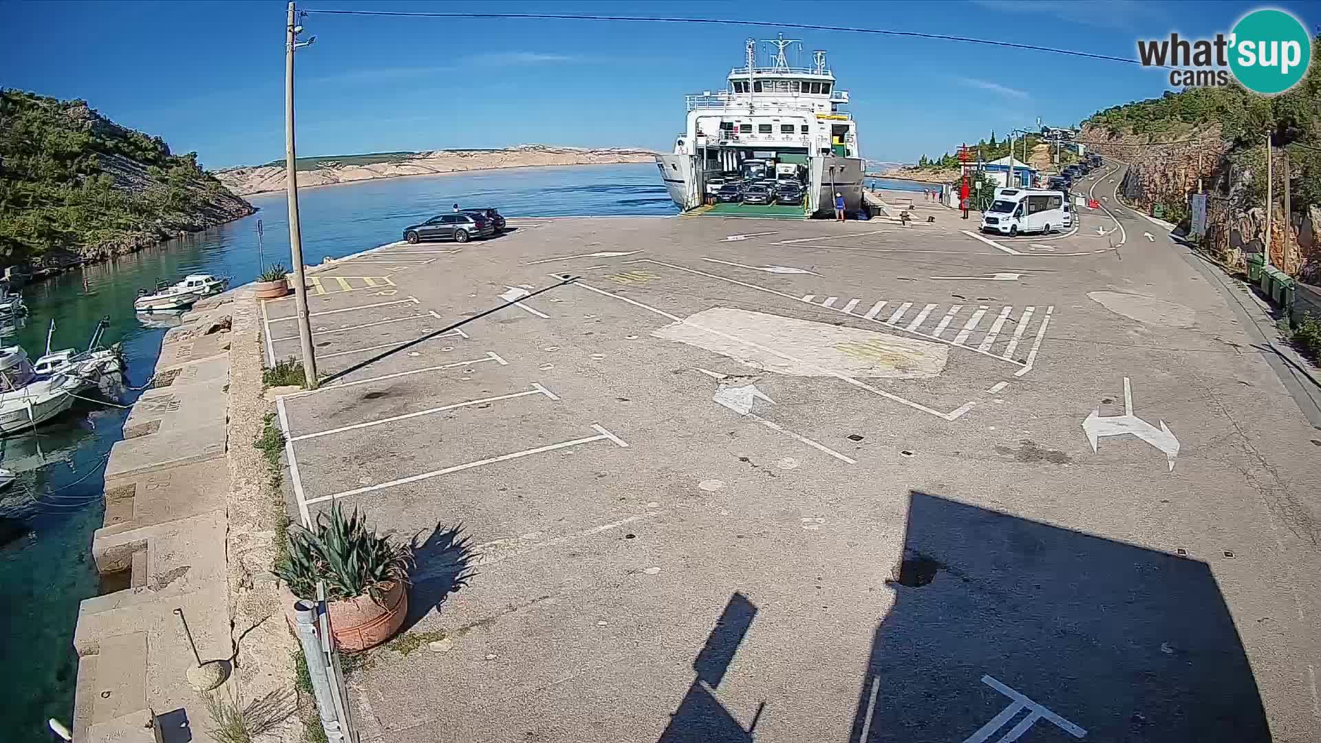 Spletna kamera trajektno pristanišče Prizna – proti otoku Pag