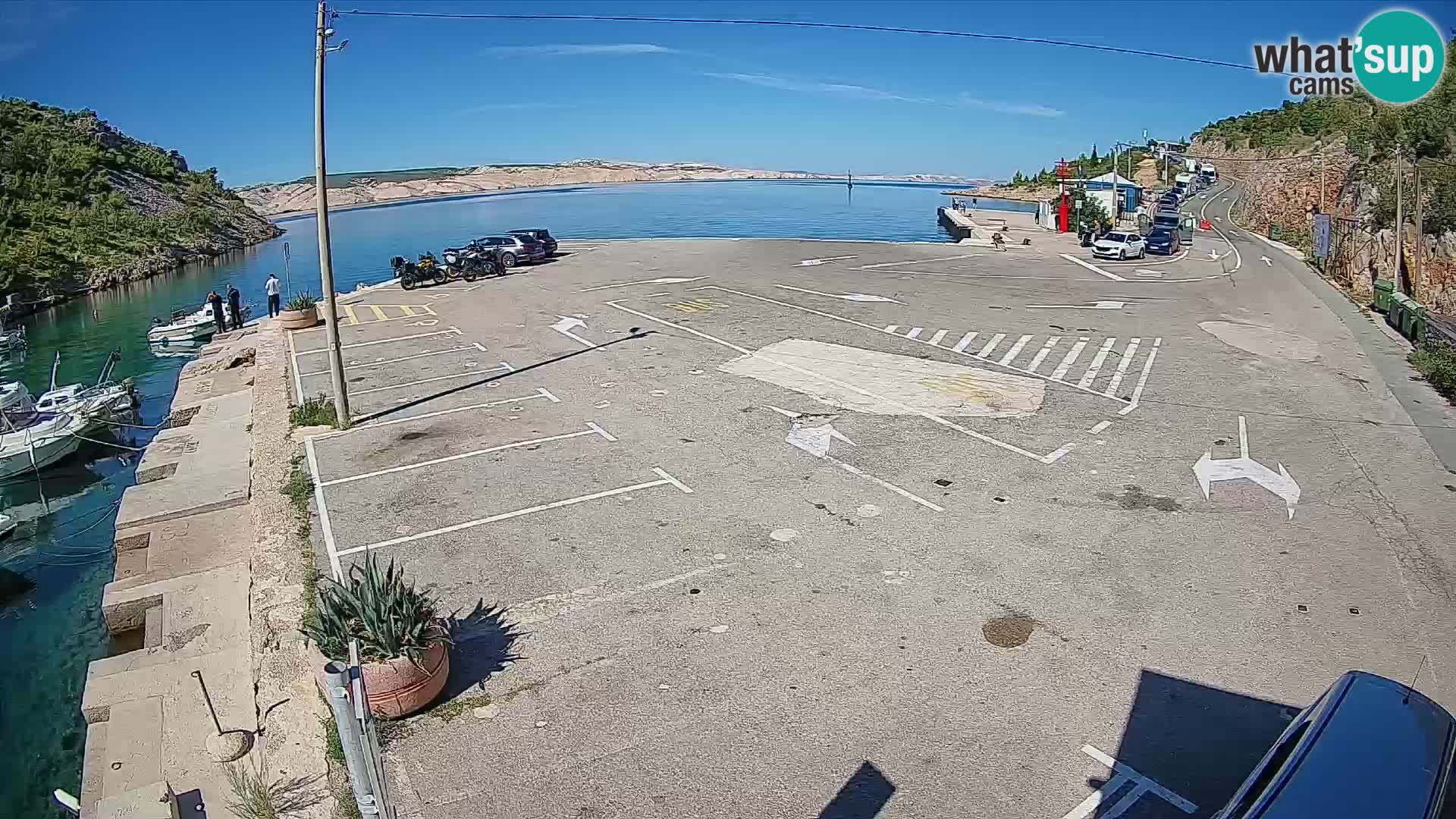 Spletna kamera trajektno pristanišče Prizna – proti otoku Pag