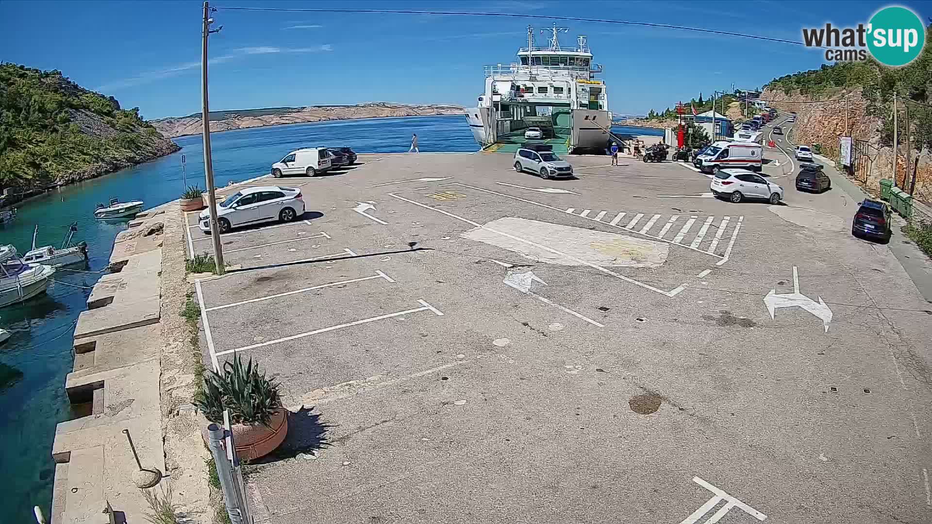Spletna kamera trajektno pristanišče Prizna – proti otoku Pag
