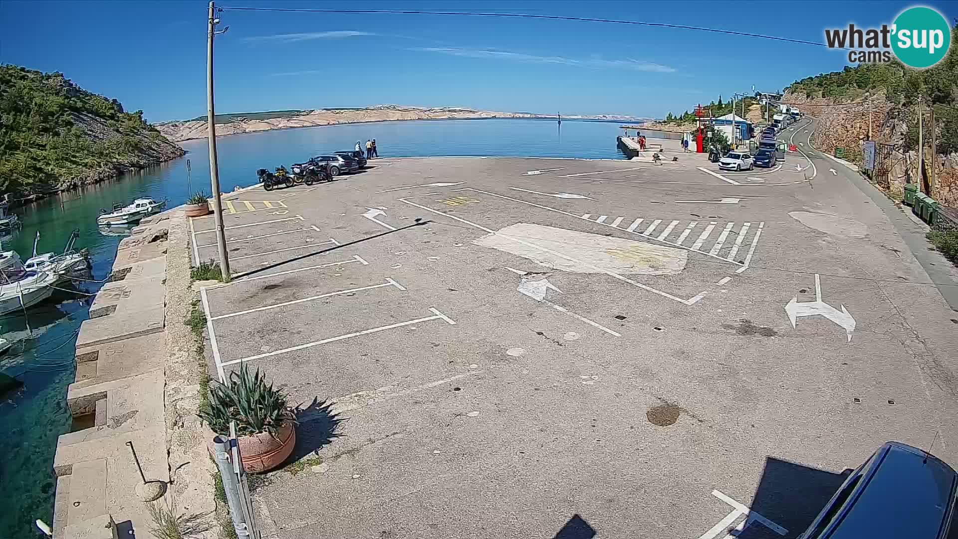 Spletna kamera trajektno pristanišče Prizna – proti otoku Pag