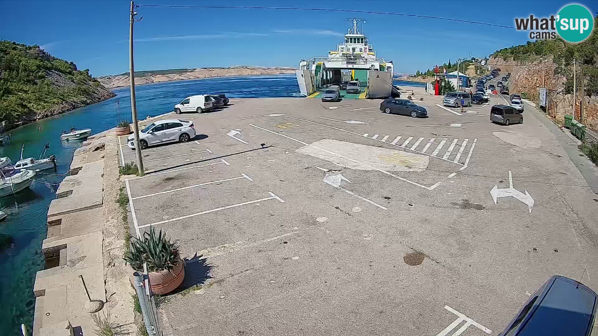 Spletna kamera trajektno pristanišče Prizna – proti otoku Pag