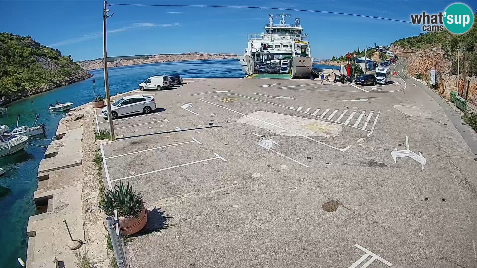 Spletna kamera trajektno pristanišče Prizna – proti otoku Pag