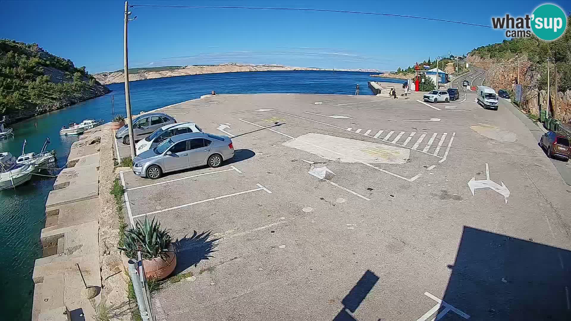 Spletna kamera trajektno pristanišče Prizna – proti otoku Pag