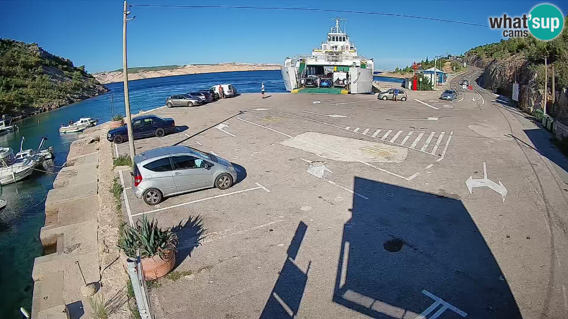 Spletna kamera trajektno pristanišče Prizna – proti otoku Pag