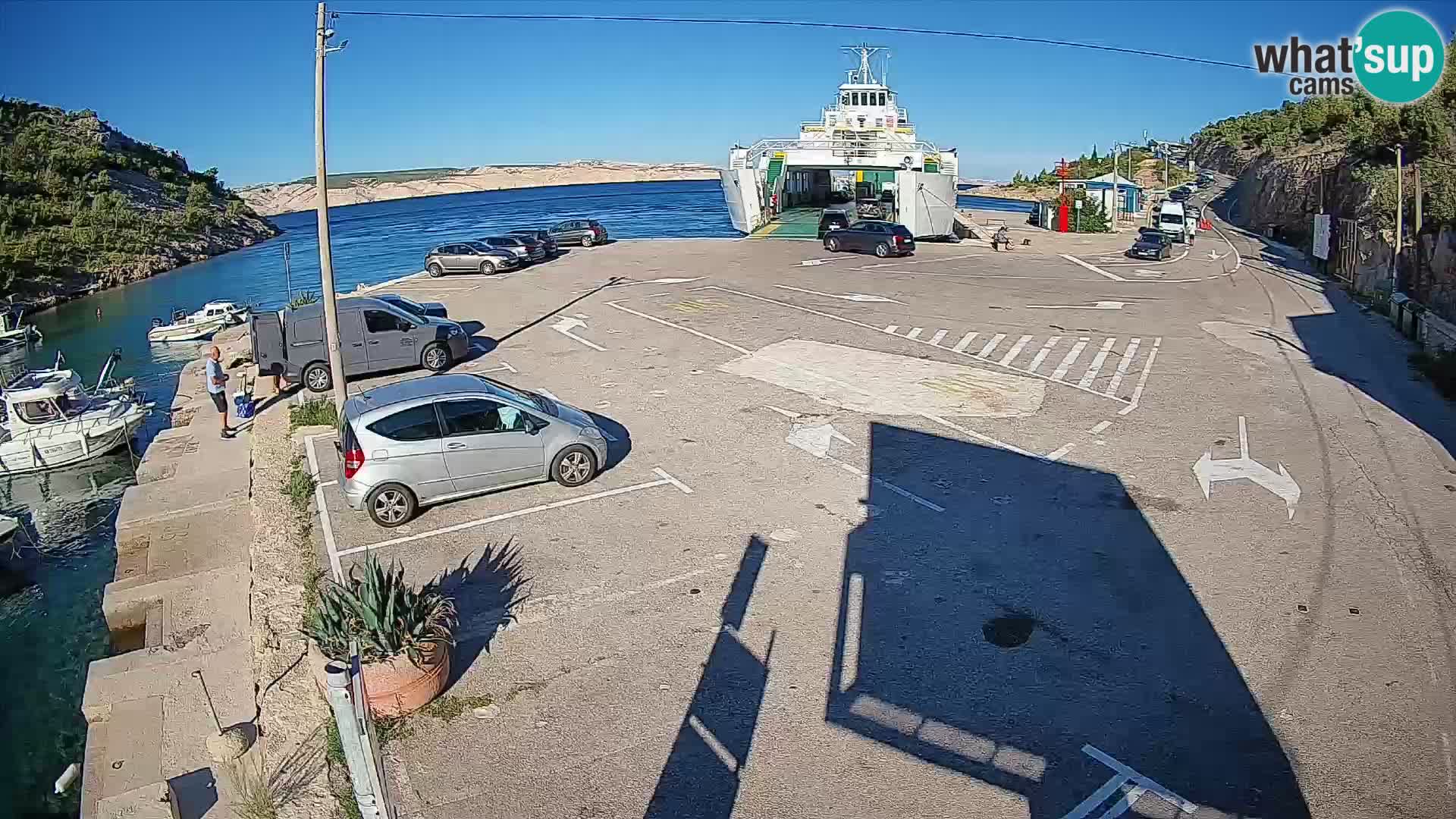 Spletna kamera trajektno pristanišče Prizna – proti otoku Pag