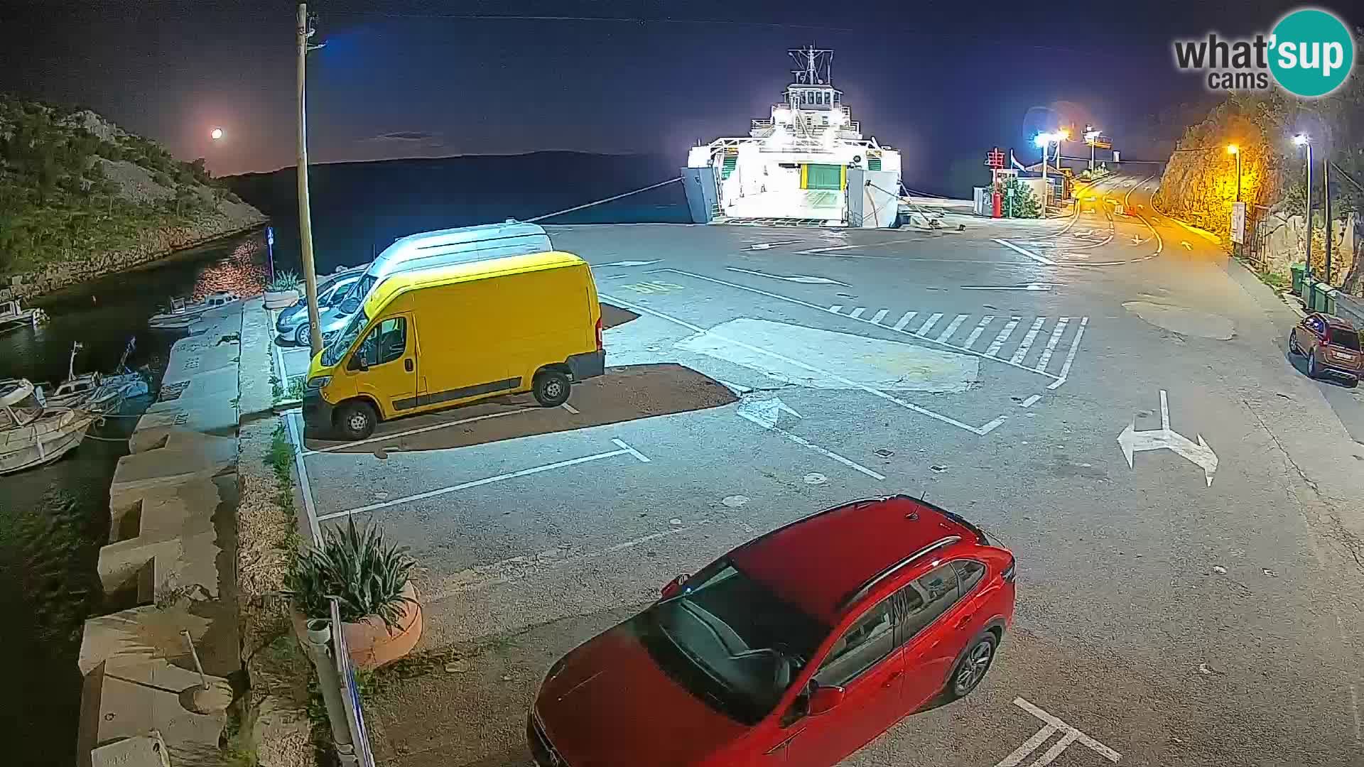 Spletna kamera trajektno pristanišče Prizna – proti otoku Pag
