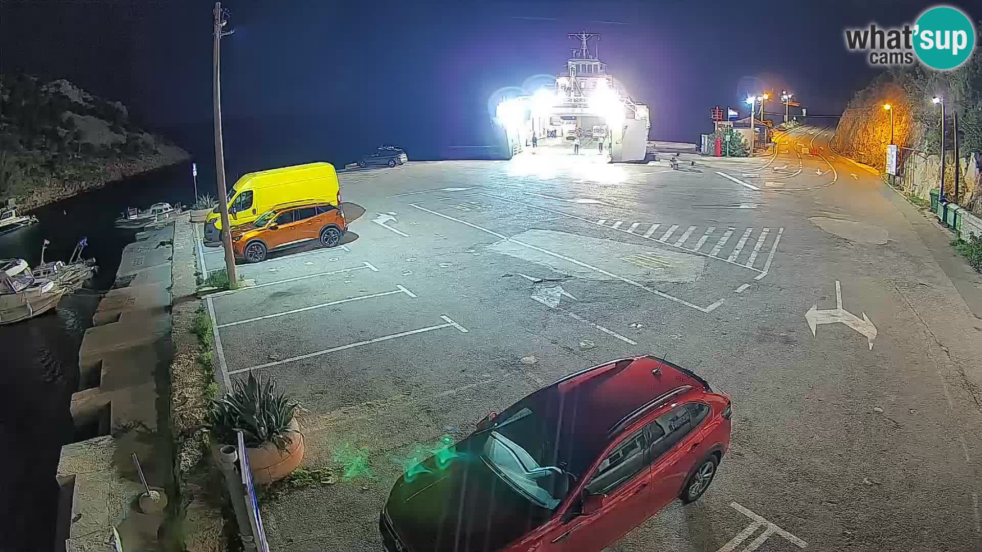 Spletna kamera trajektno pristanišče Prizna – proti otoku Pag