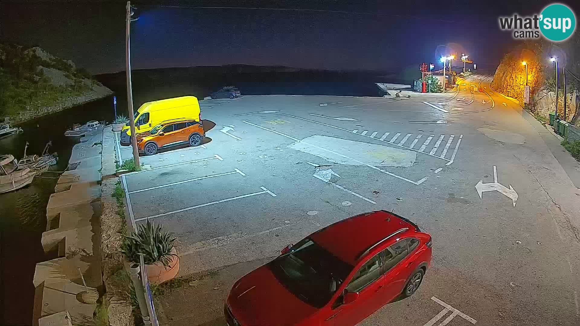 Spletna kamera trajektno pristanišče Prizna – proti otoku Pag