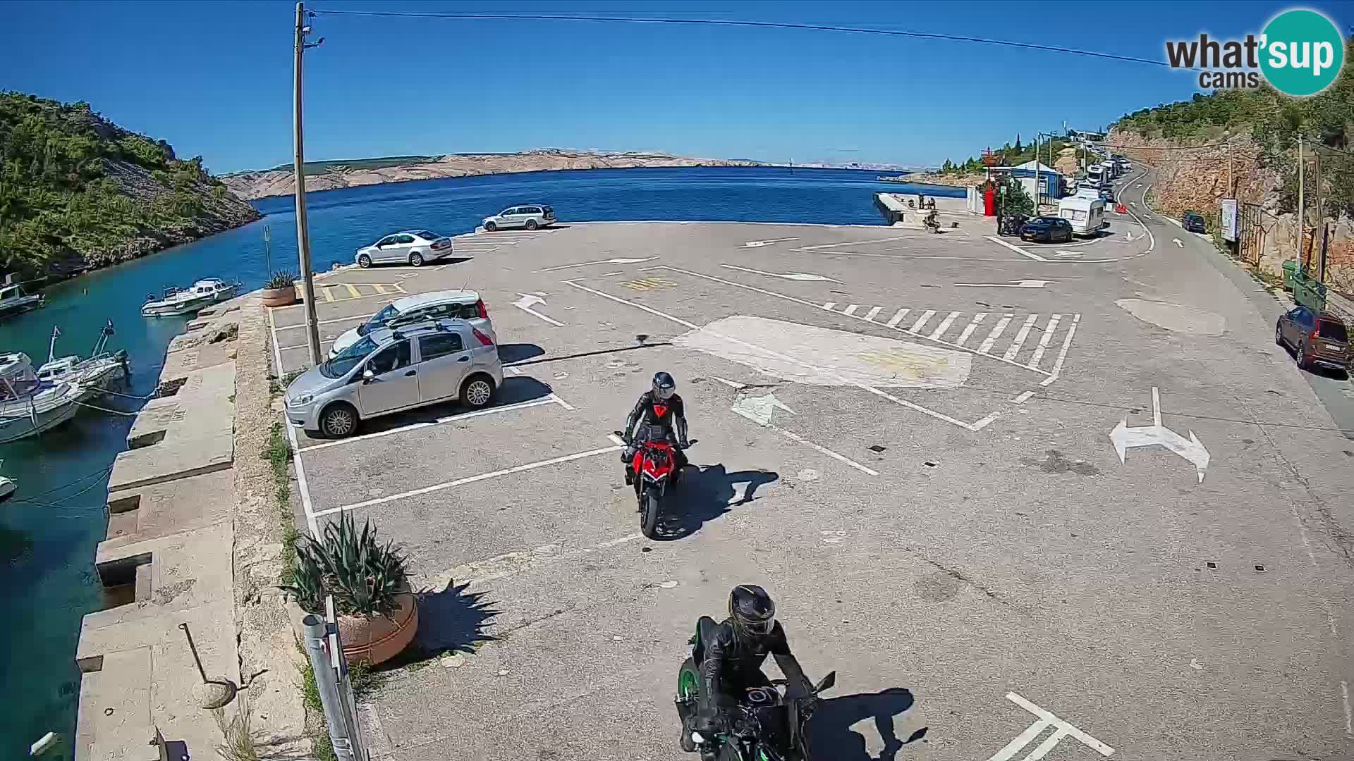 Spletna kamera trajektno pristanišče Prizna – proti otoku Pag