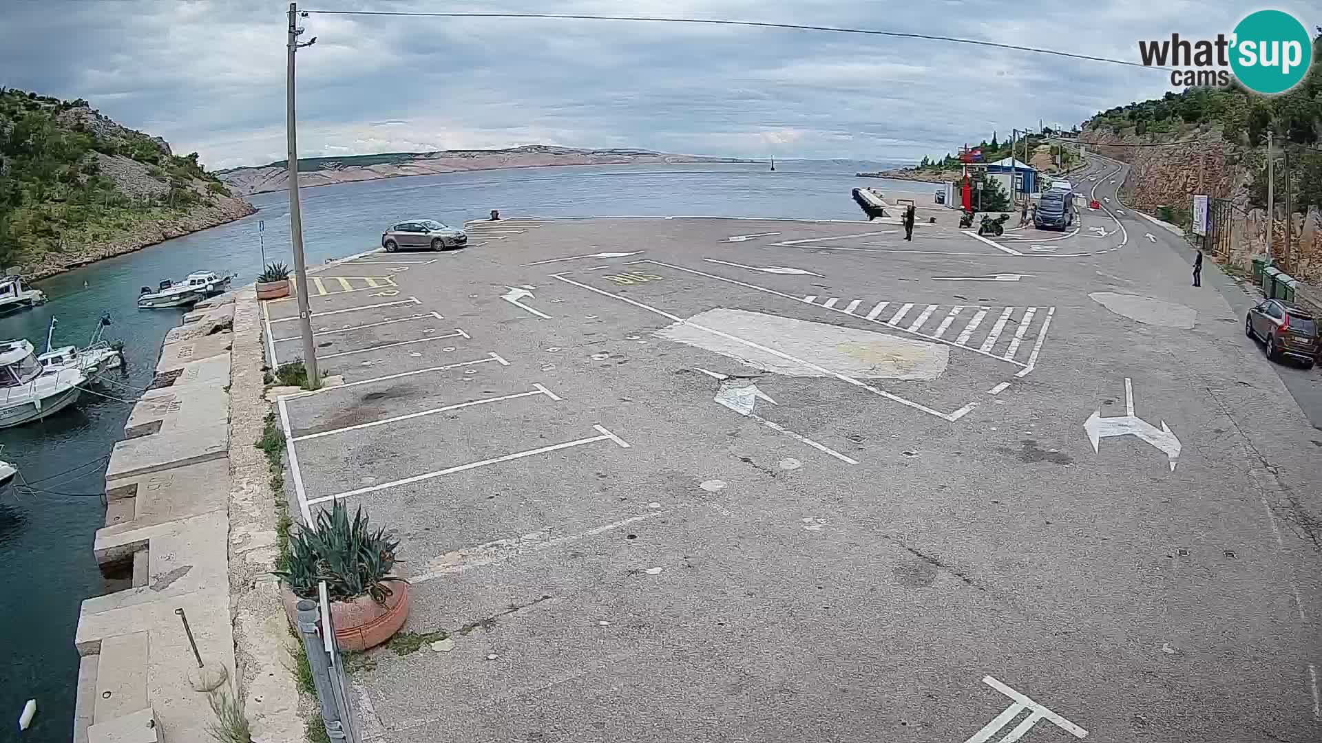 Spletna kamera trajektno pristanišče Prizna – proti otoku Pag