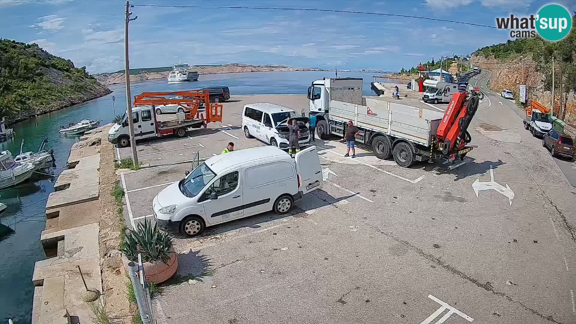 Spletna kamera trajektno pristanišče Prizna – proti otoku Pag