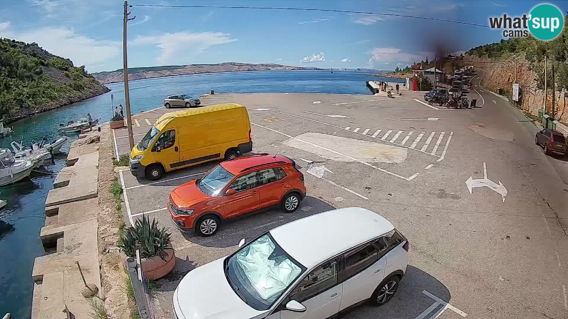 Spletna kamera trajektno pristanišče Prizna – proti otoku Pag