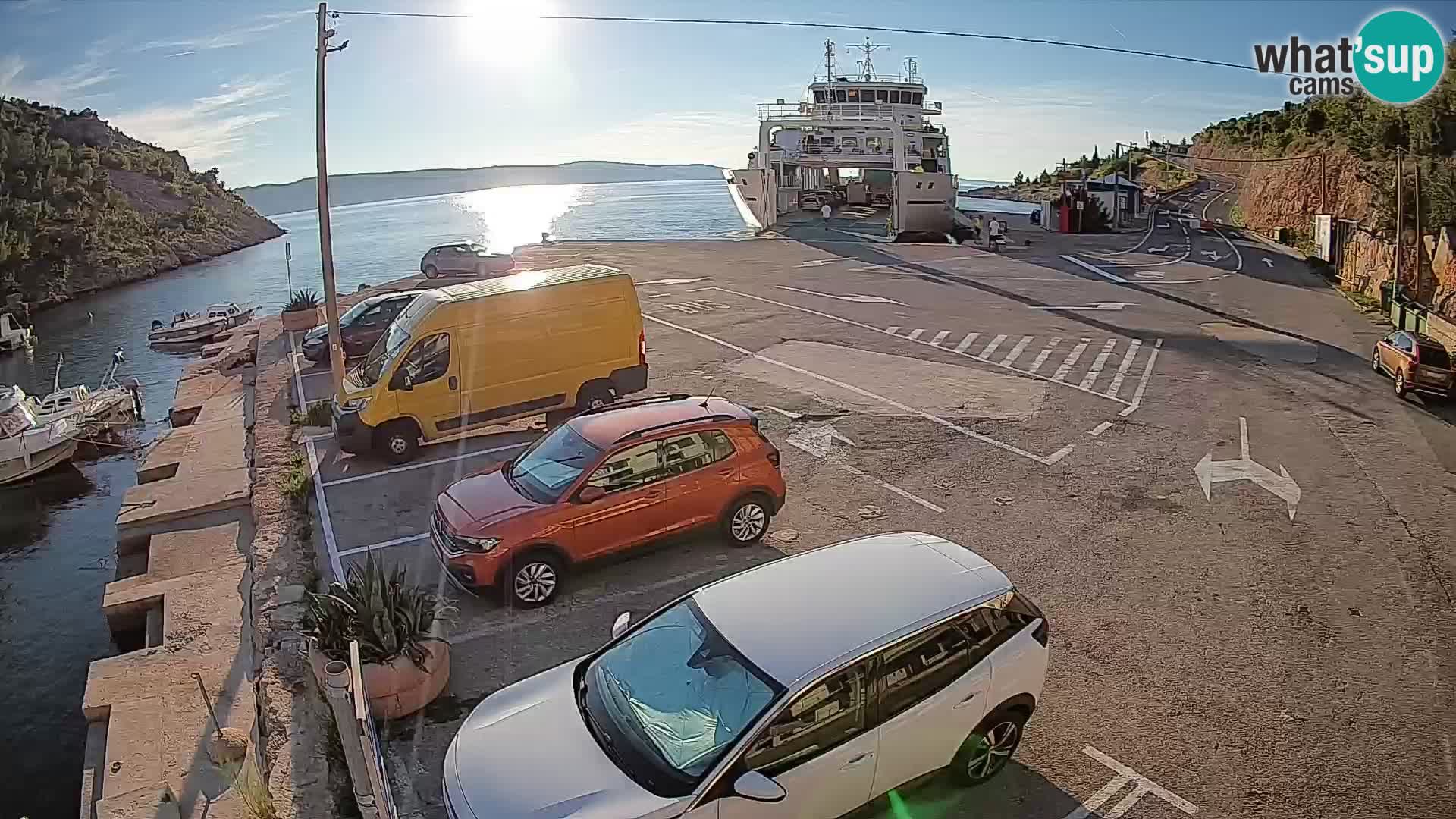 Spletna kamera trajektno pristanišče Prizna – proti otoku Pag