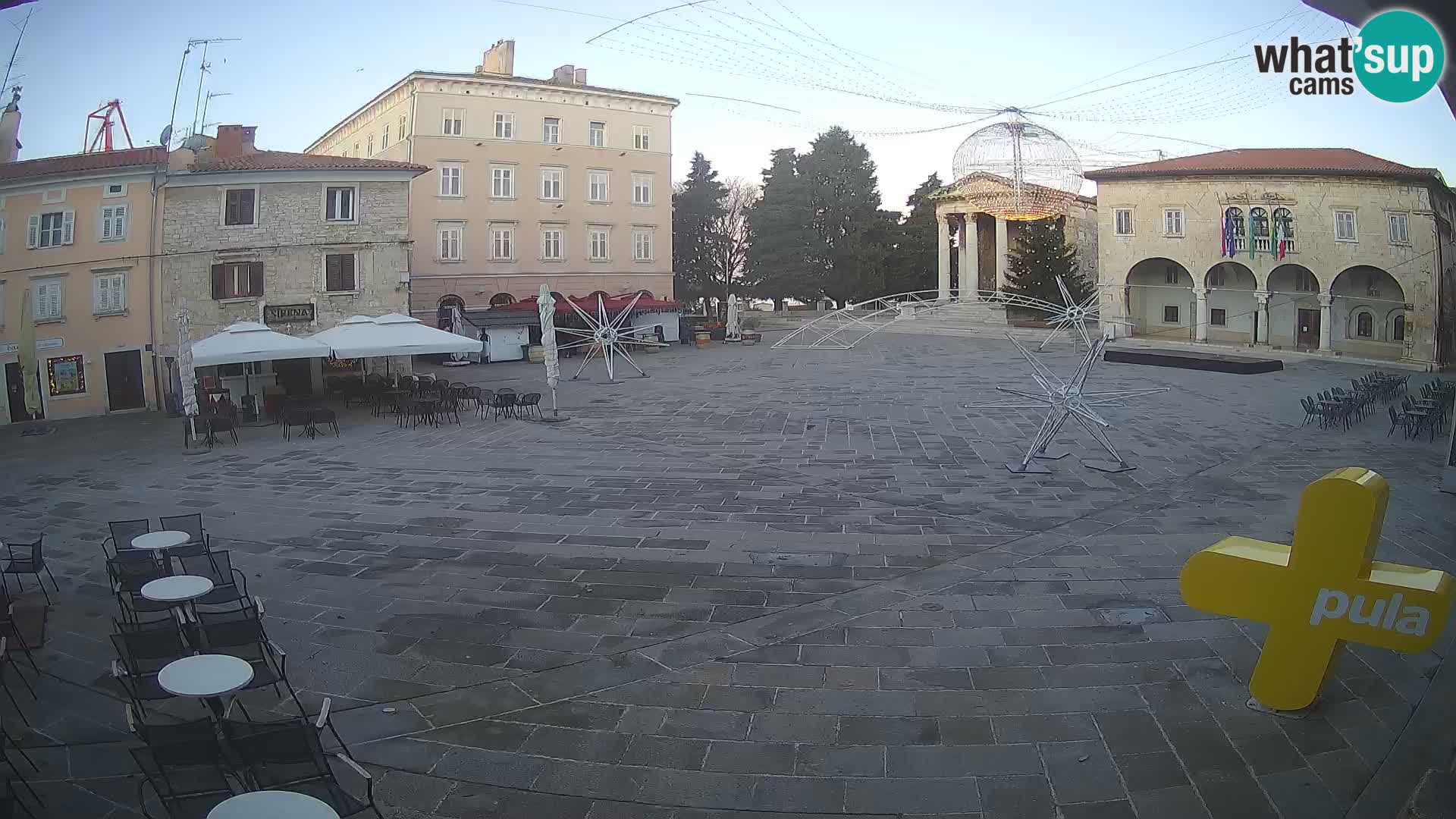 Pula – Live view of the Forum and the Tample of Augustus