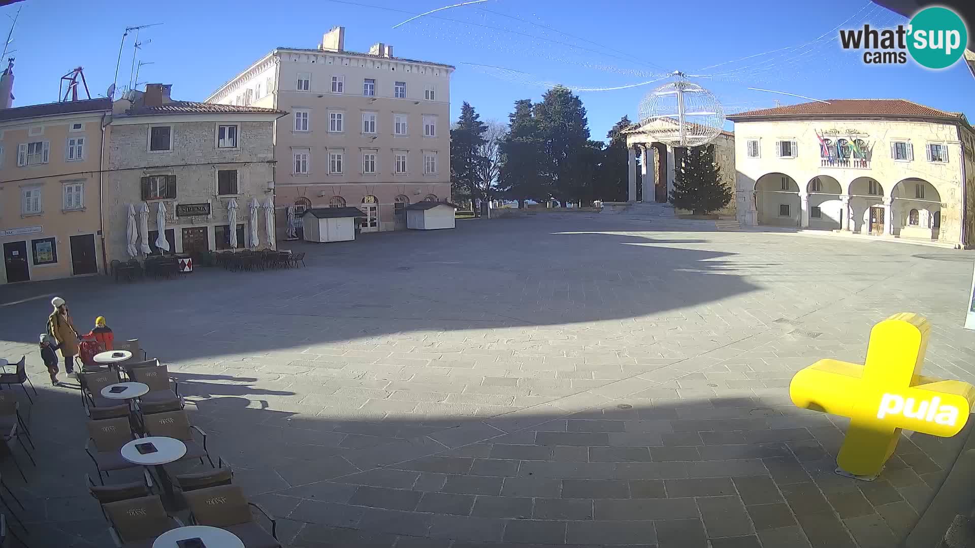 Pula – Live view of the Forum and the Tample of Augustus