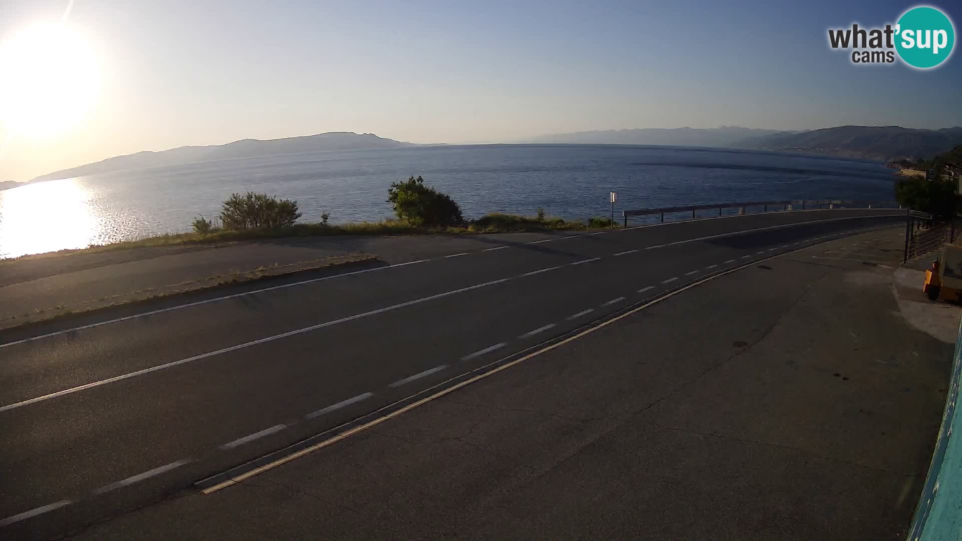 Kamera Jadranska Magistrala D8 pri SENJu – pogled na otok KRK