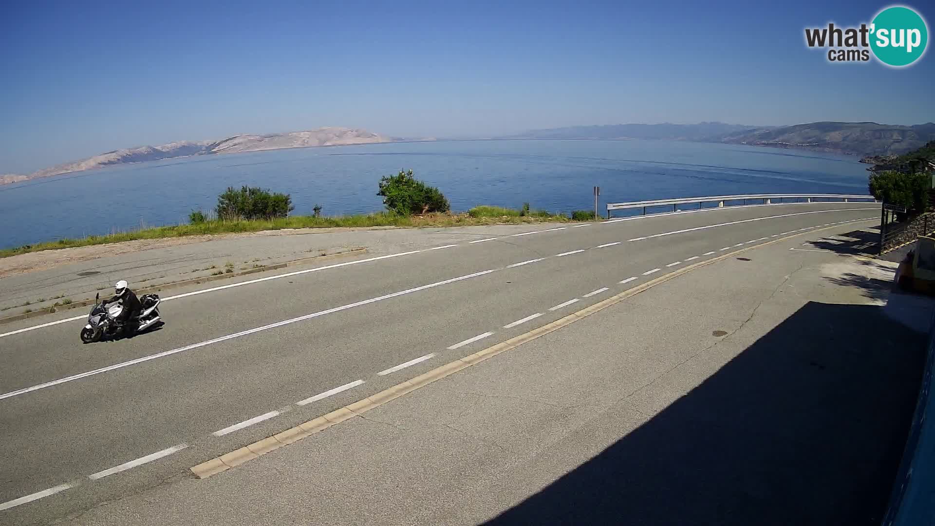 Kamera Jadranska Magistrala D8 pri SENJu – pogled na otok KRK