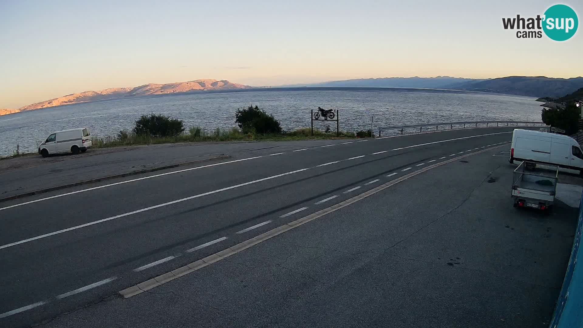 Kamera Jadranska Magistrala D8 pri SENJu – pogled na otok KRK