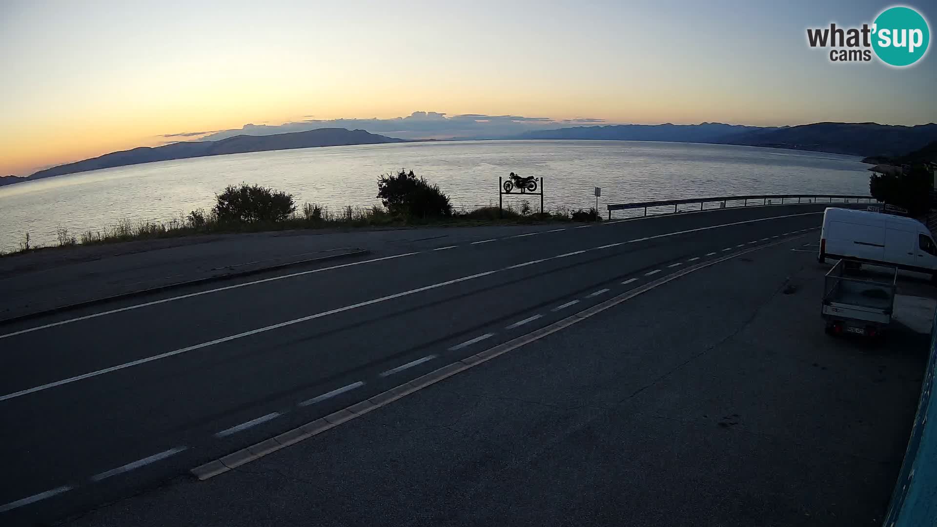 Kamera Jadranska Magistrala D8 pri SENJu – pogled na otok KRK
