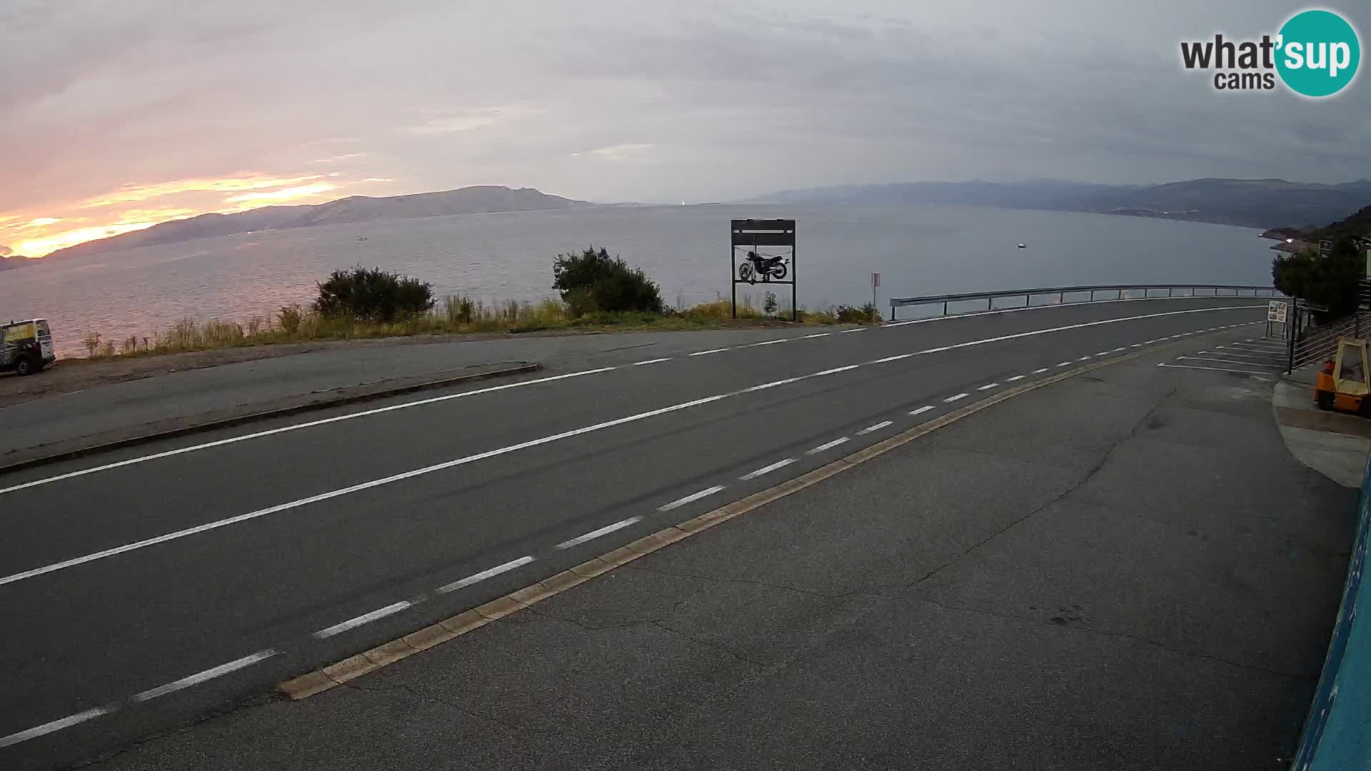 Kamera Jadranska Magistrala D8 pri SENJu – pogled na otok KRK
