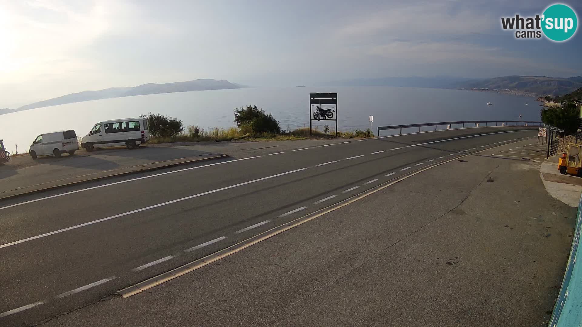 Kamera Jadranska Magistrala D8 pri SENJu – pogled na otok KRK