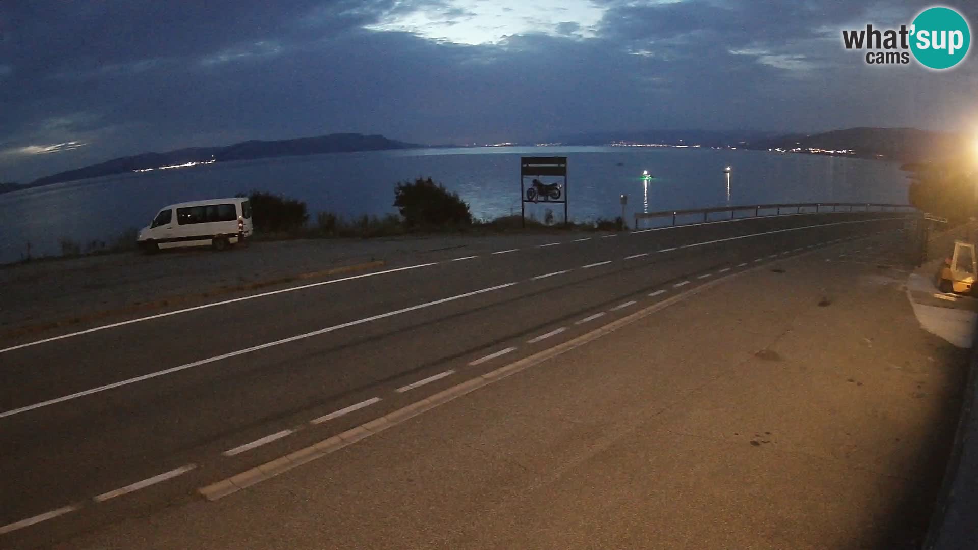 Kamera Jadranska Magistrala D8 pri SENJu – pogled na otok KRK
