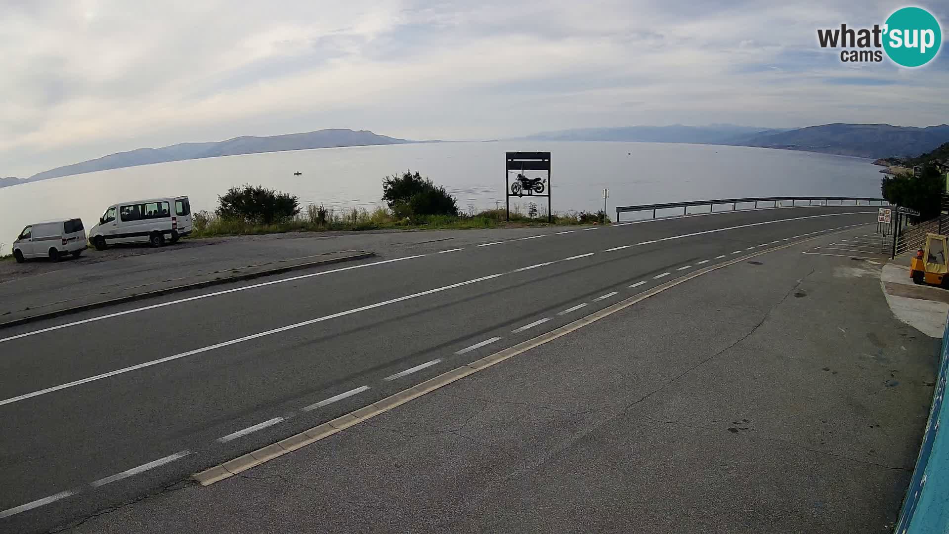 Kamera Jadranska Magistrala D8 pri SENJu – pogled na otok KRK