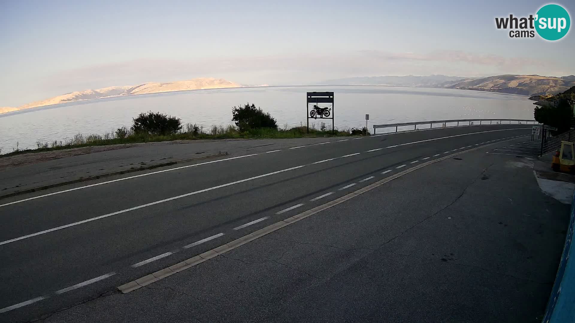 Kamera Jadranska Magistrala D8 pri SENJu – pogled na otok KRK