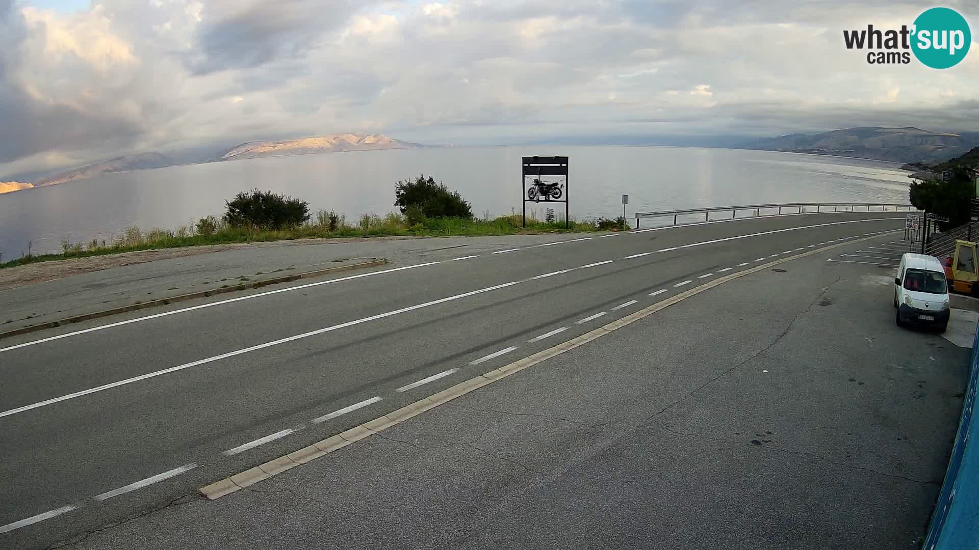 Kamera Jadranska Magistrala D8 pri SENJu – pogled na otok KRK