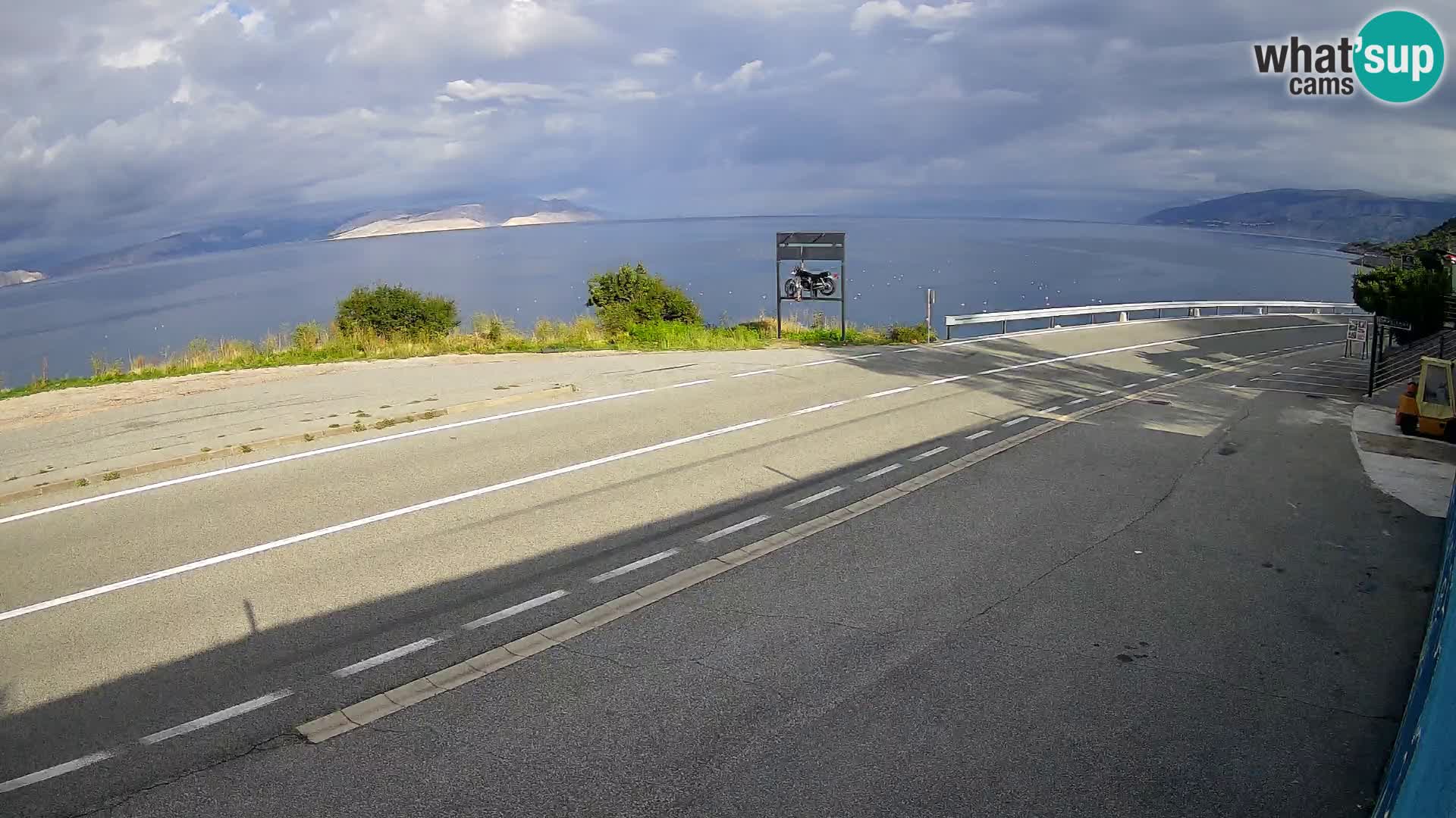 Kamera Jadranska Magistrala D8 pri SENJu – pogled na otok KRK