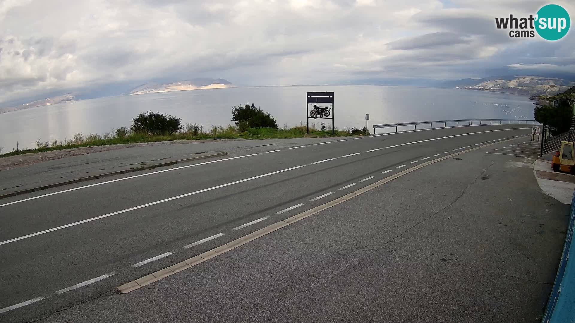 Kamera Jadranska Magistrala D8 pri SENJu – pogled na otok KRK