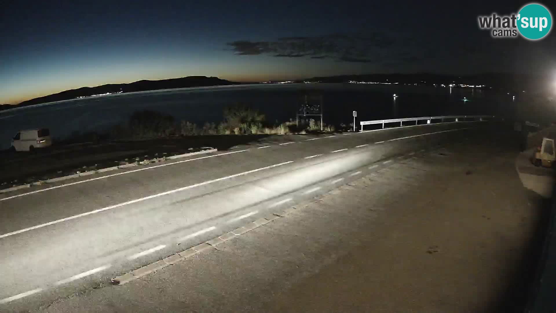 Kamera Jadranska Magistrala D8 pri SENJu – pogled na otok KRK