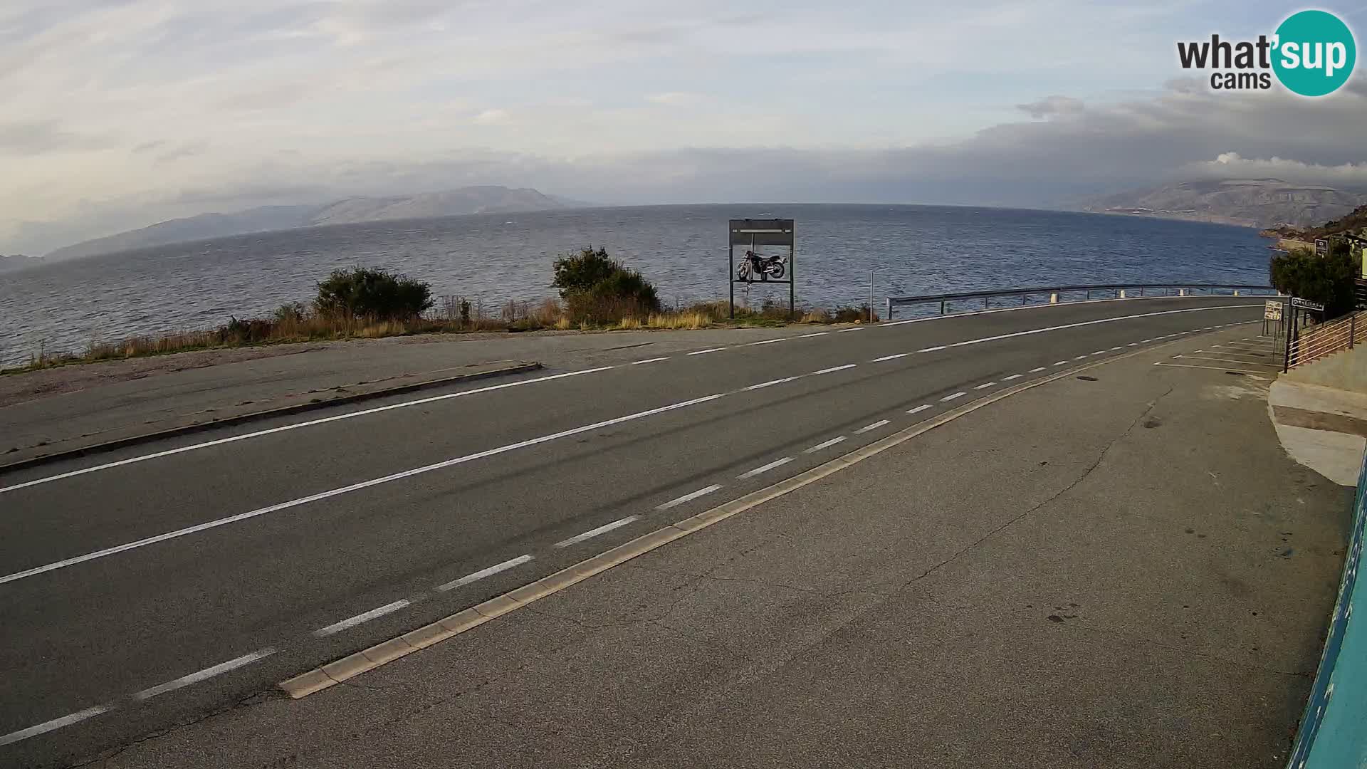 Kamera Jadranska Magistrala D8 pri SENJu – pogled na otok KRK