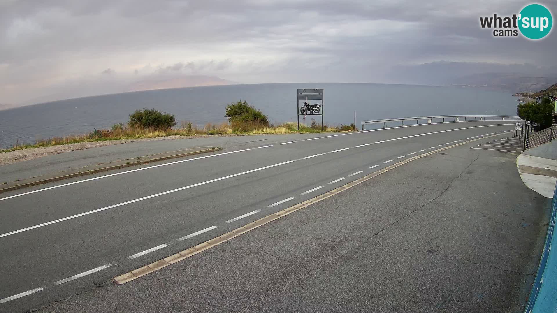 Kamera Jadranska Magistrala D8 pri SENJu – pogled na otok KRK