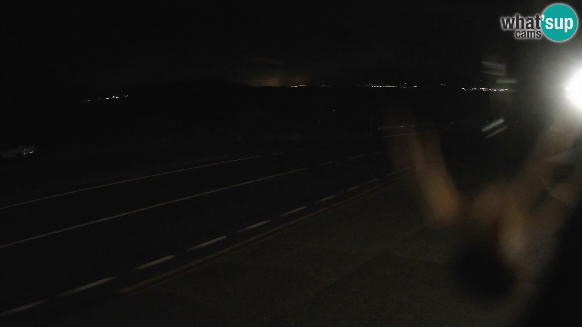 Kamera Jadranska Magistrala D8 pri SENJu – pogled na otok KRK