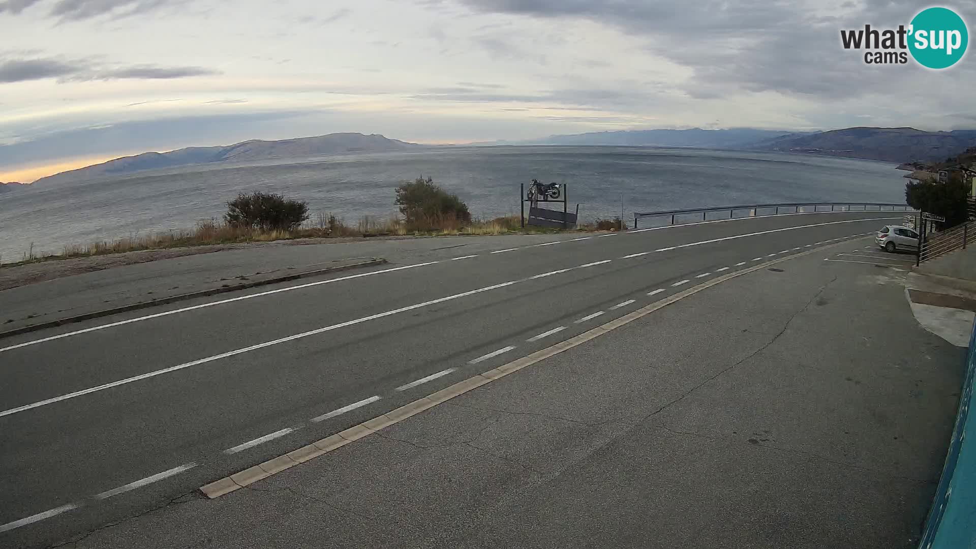 Kamera Jadranska Magistrala D8 pri SENJu – pogled na otok KRK