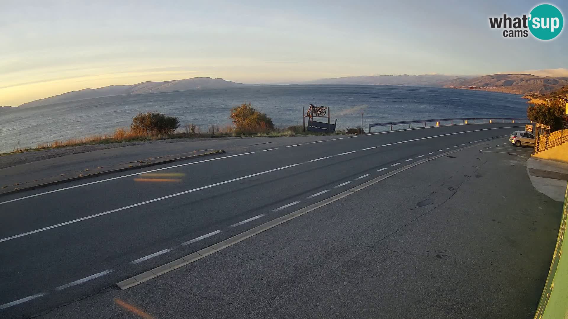 Kamera Jadranska Magistrala D8 pri SENJu – pogled na otok KRK