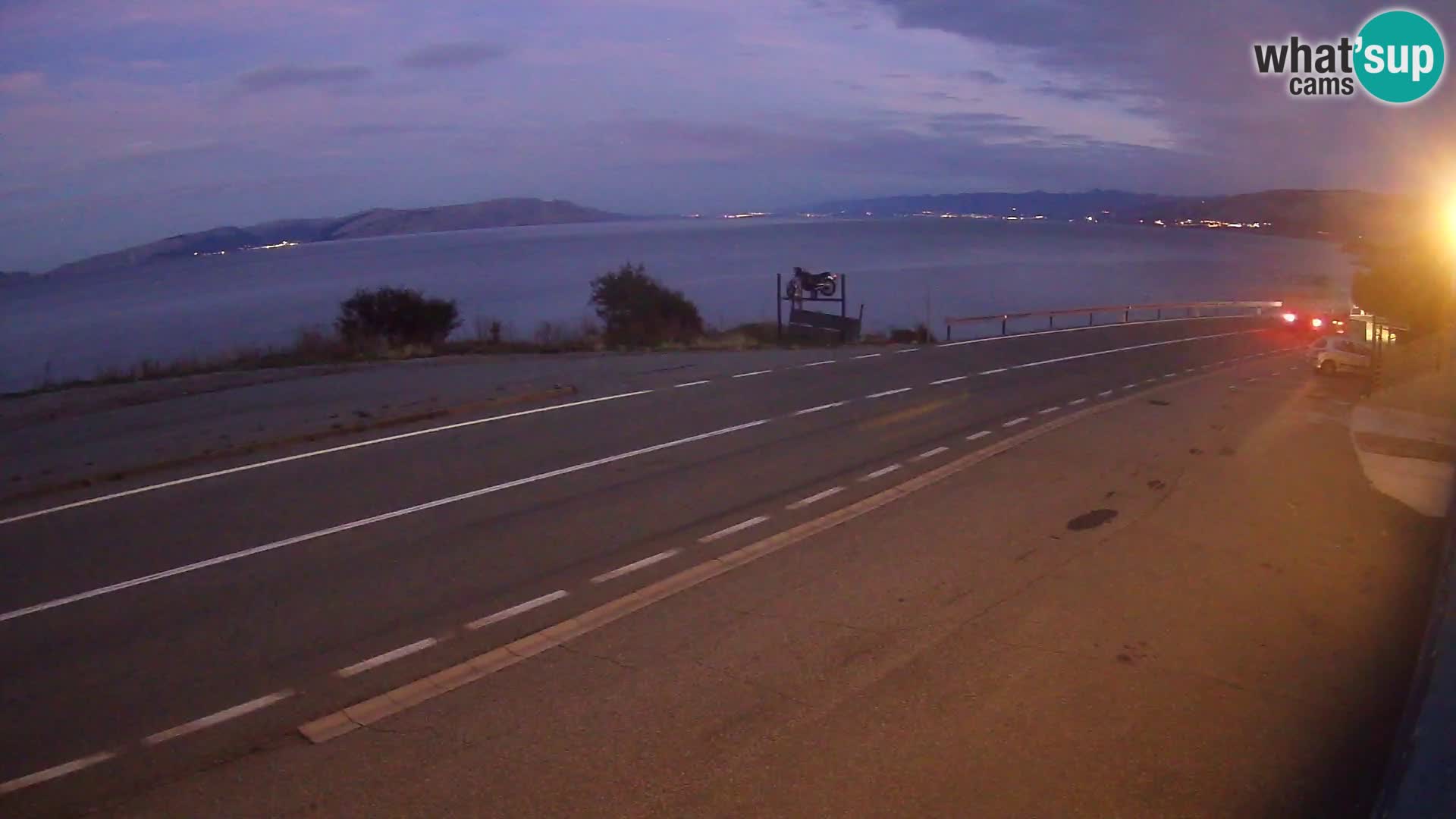 Kamera Jadranska Magistrala D8 pri SENJu – pogled na otok KRK