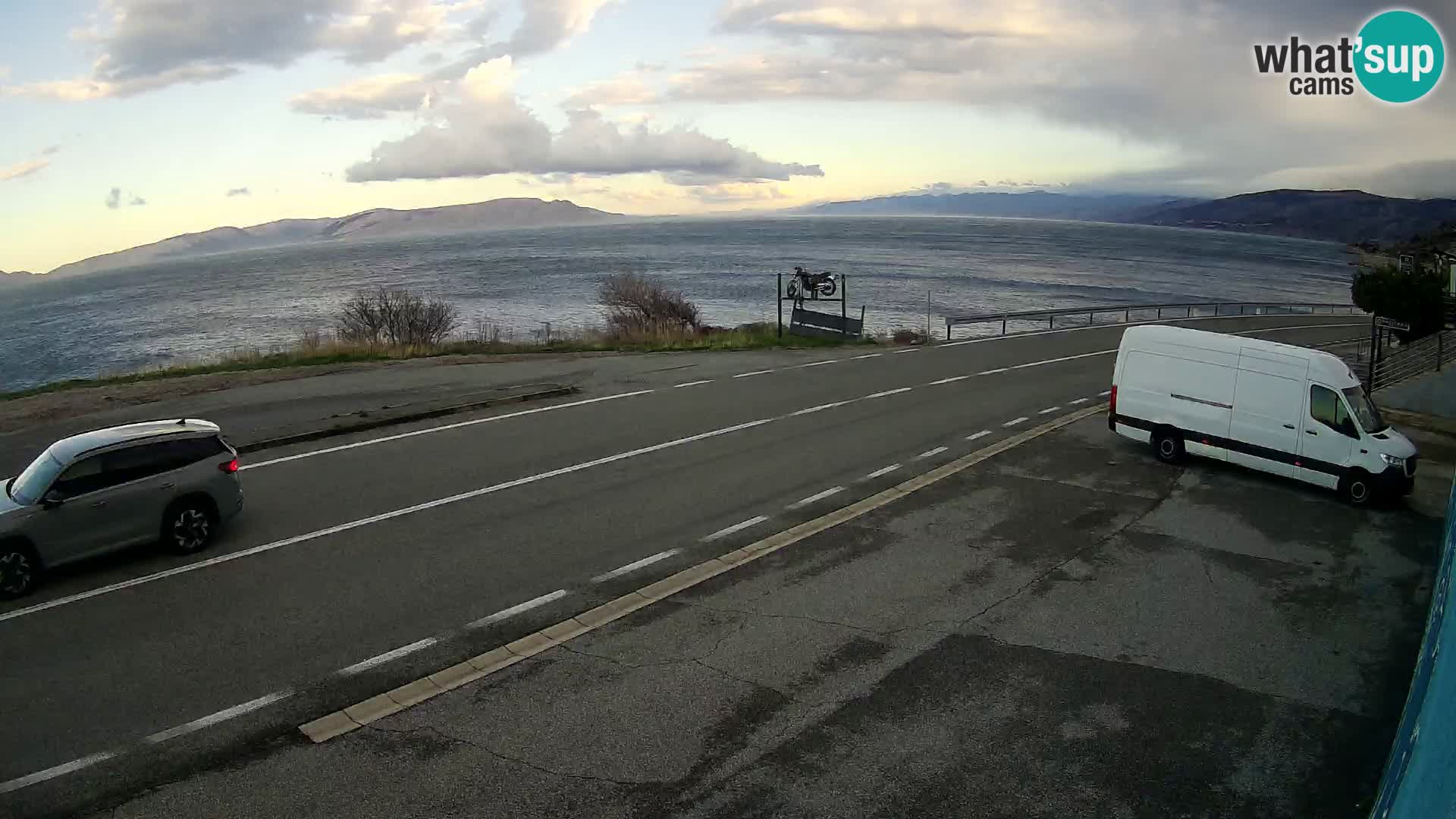 Kamera Jadranska Magistrala D8 pri SENJu – pogled na otok KRK