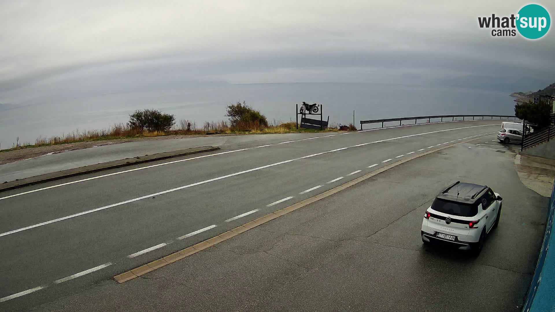 Kamera Jadranska Magistrala D8 pri SENJu – pogled na otok KRK