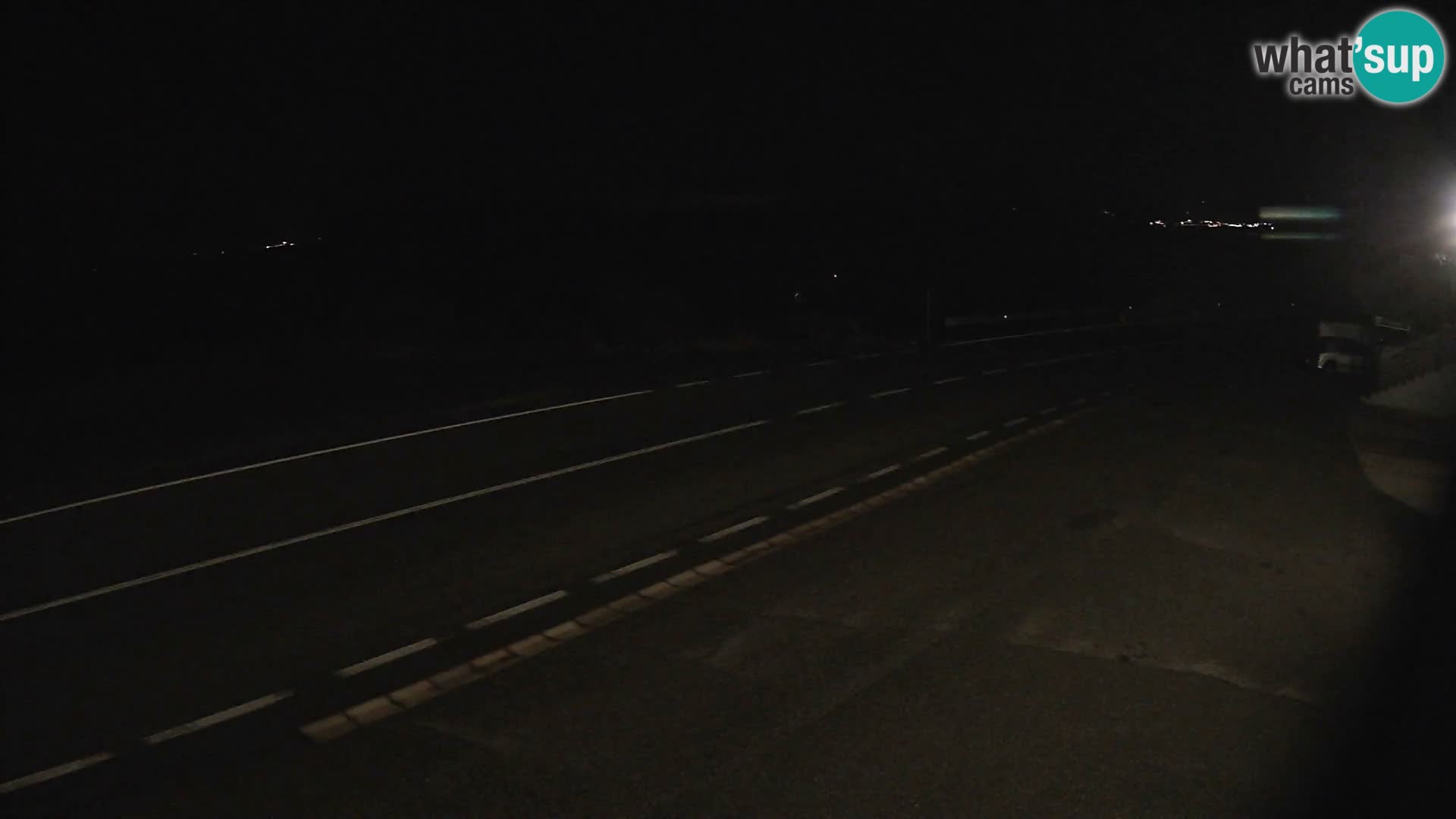 Kamera Jadranska Magistrala D8 pri SENJu – pogled na otok KRK